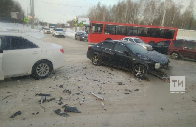Казанда 3 җиңел автомобиль һәм бер автобус катнашында юл һәлакәте килеп чыккан