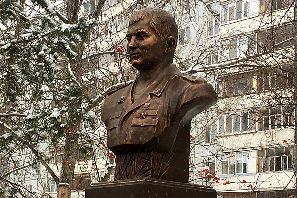 Аның исеме мәңгелек: Россия Герое Марат Әхмәтшинга һәйкәл ачылды