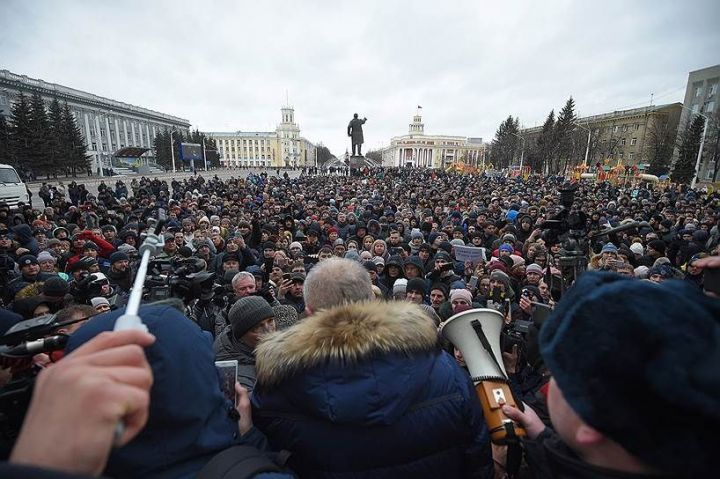 Кемероводагы фаҗигадән соң митингка чыккан халык губернатор һәм мэрның отставкага китүен таләп итә