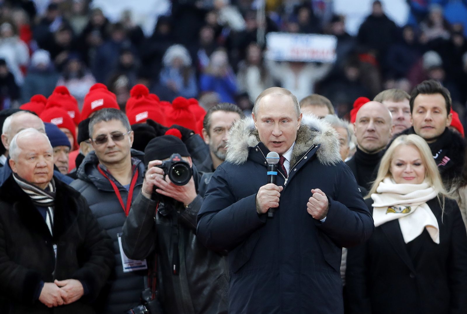 Владимир Путин халык алдында гимн башкарган (ВИДЕО)