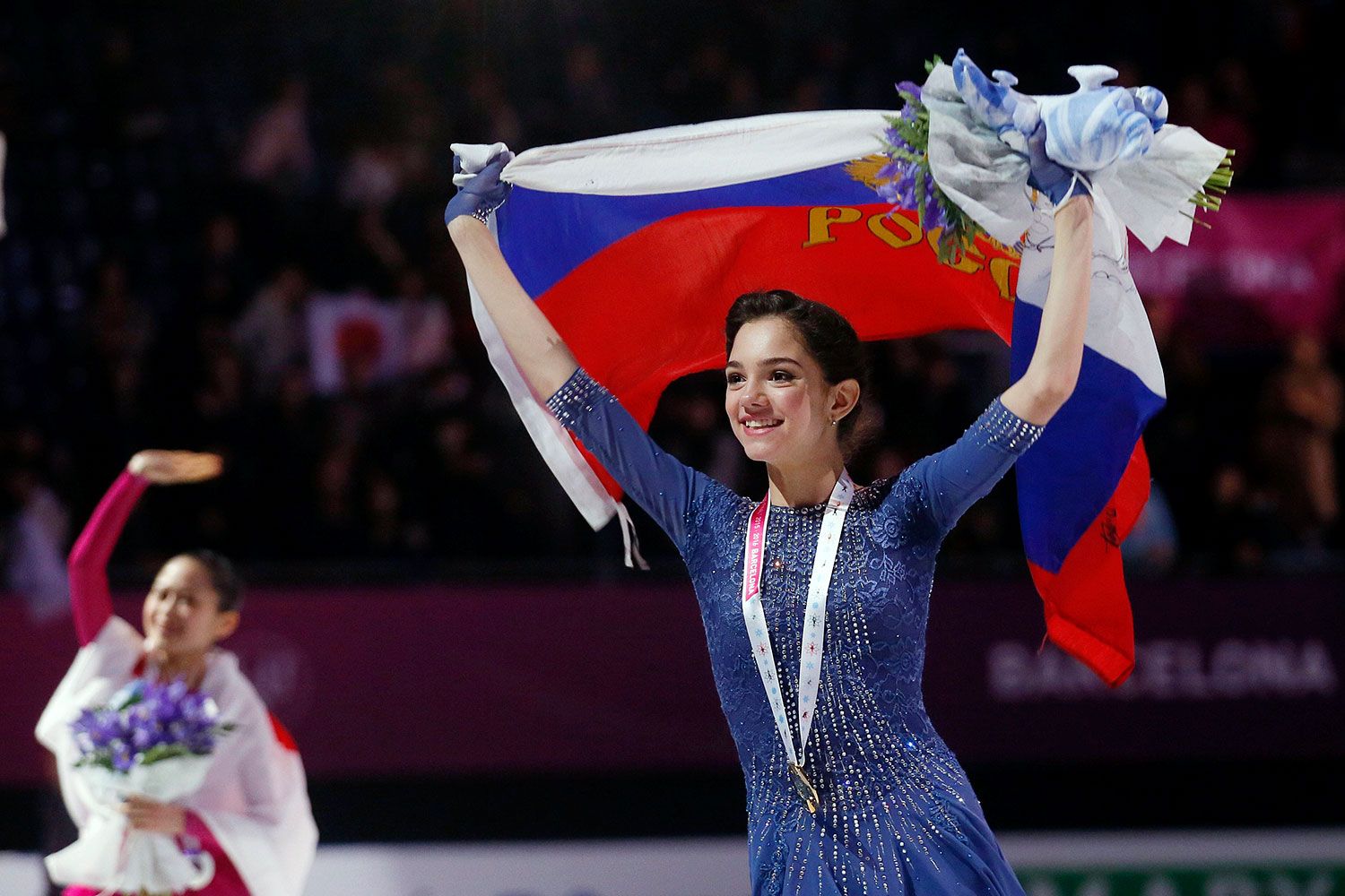 Олимпиада вакытында Евгения Медведева курткасы эченә Россия флагы яшереп йөргән