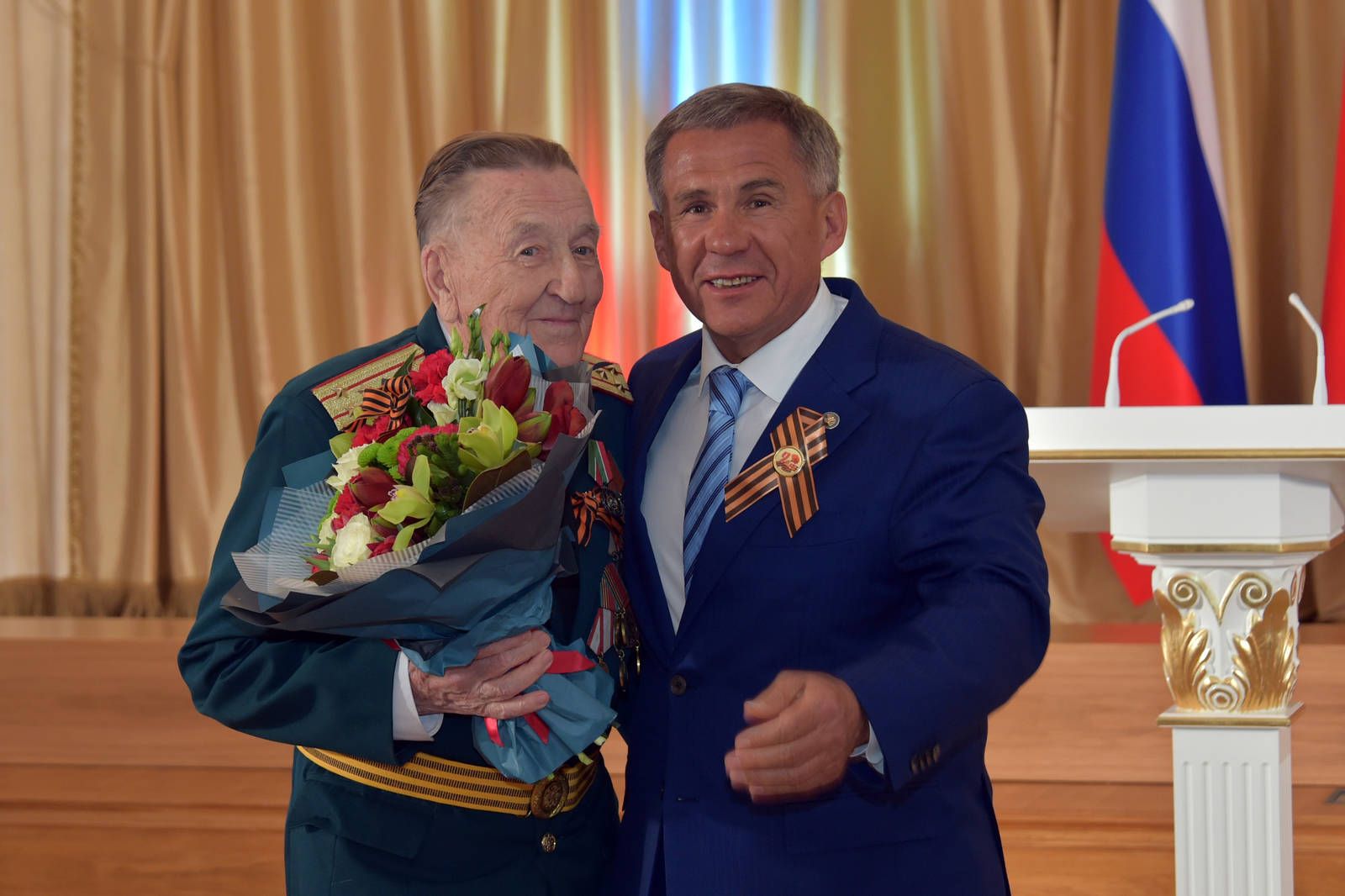 Рөстәм Миңнеханов хезмәт алдынгыларына, сугыш ветераннарына дәүләт бүләкләре тапшырды