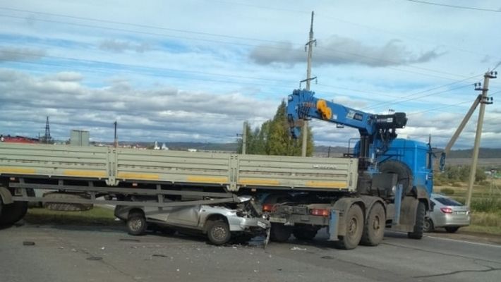 Тарастандагы юл һәлакәтендә җиңел машина изелеп, андагы кешеләр исән калган