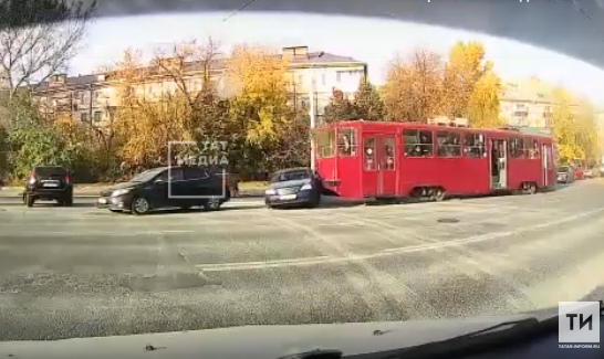 Казанда трамвай 4 машина белән сөзешкән. Зыян күрүчеләр бар
