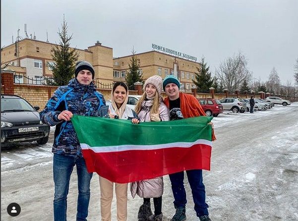 Татар блогерлары Йогышлы авырулар хастаханәсендә карантинда дәваланучыларга бүләкләр калдырган