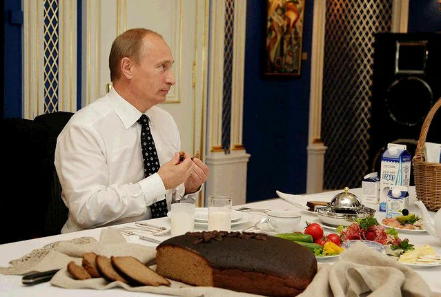 Путин карабодай боткасы, ә Дональд Трамп бургер белән туклана