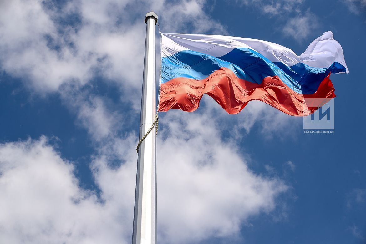 Россия флагын дөрес элмәгән өчен Чаллы тәрбиячесе җәзага тартыла