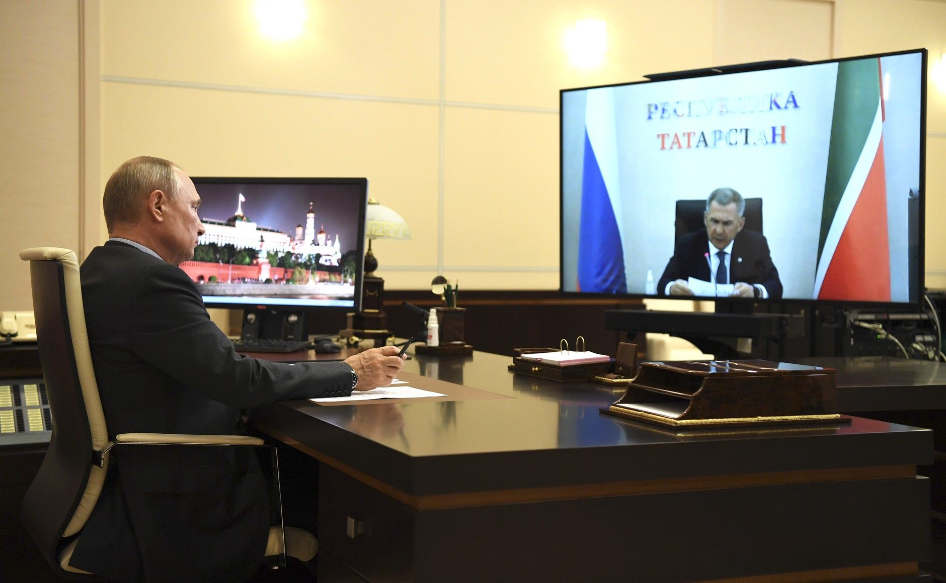 Владимир Путин Рөстәм Миңнехановны Татарстан Президенты вазифасына кандидат буларак чыгаруны хуплады
