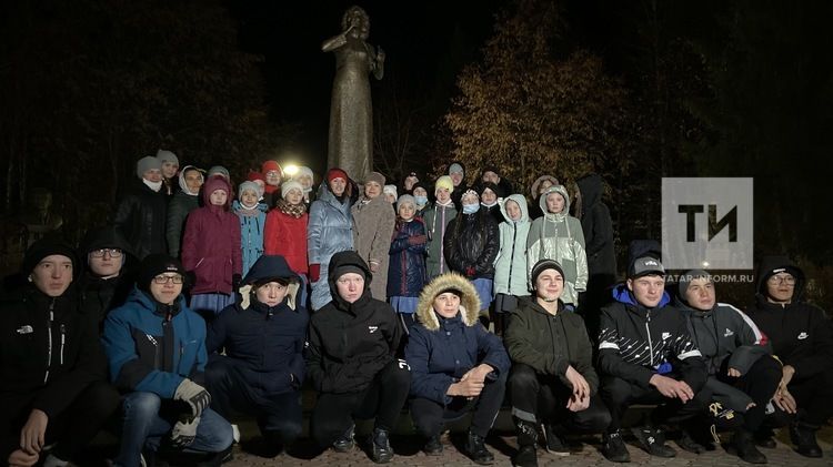 «Китап» радиосы командасы Әлфия Авзалова һәйкәле каршында «Ак чәчәкләр кебек кар ява» җырын башкарды