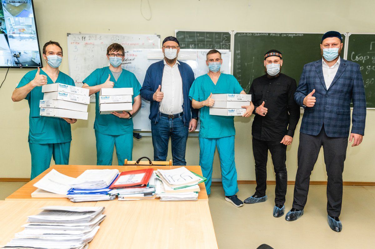 Мөселман эшмәкәрләре РКБның инфекция госпитале пациентларына кислород шлемнары тапшырды