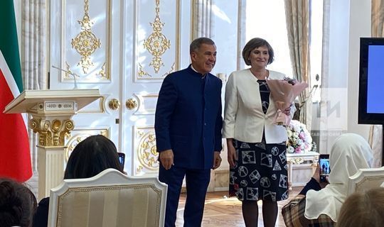 Рөстәм Миңнеханов күп балалы унбер әнигә «Ана даны» медален тапшырды