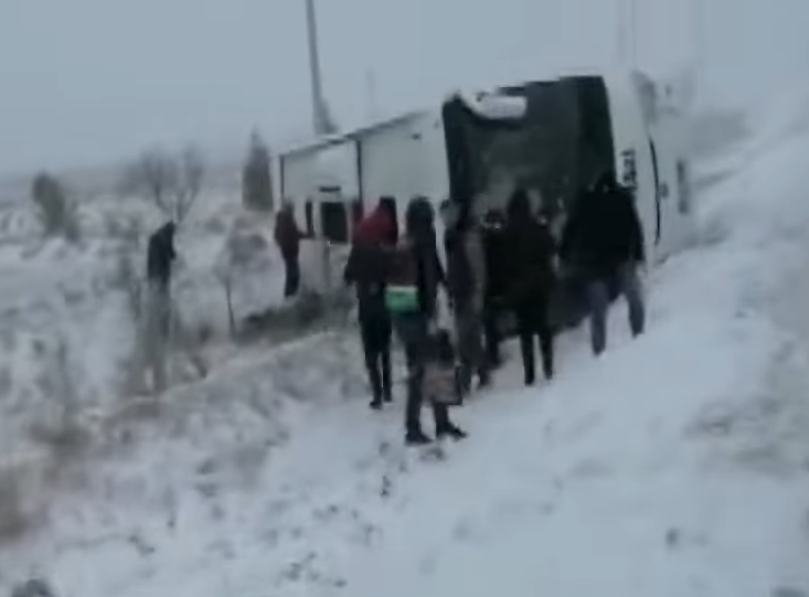 Төркиядә Россия туристлары утырган автобус юл һәлакәтенә очрый. Бер пассажир һәлак булган