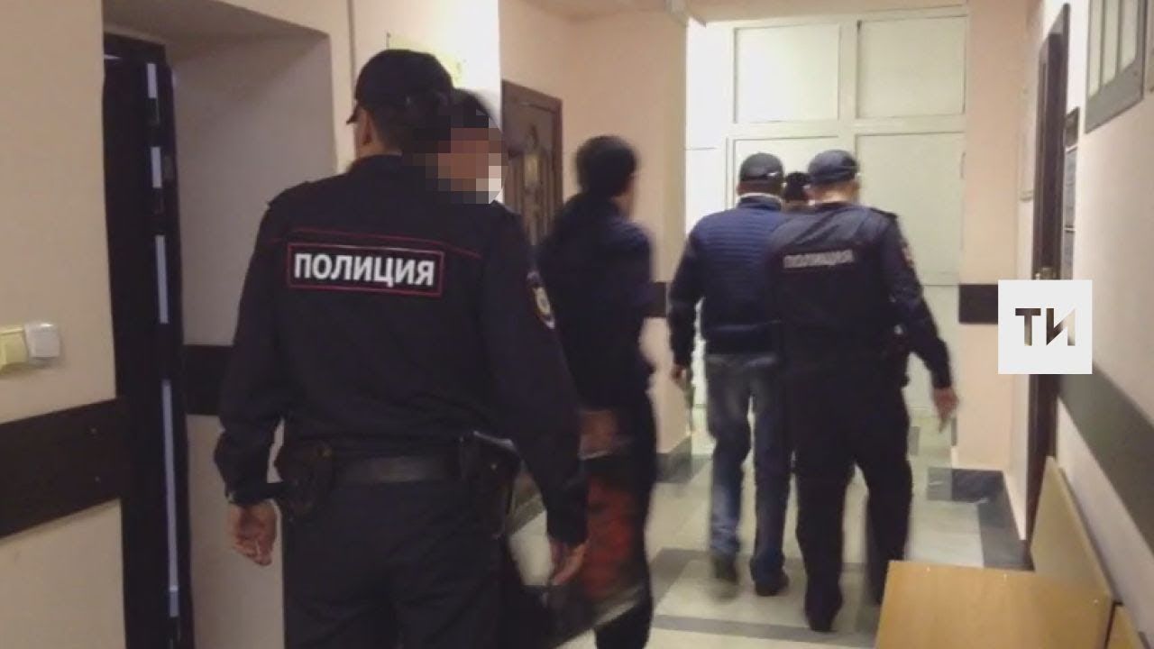 Казан мәктәбендә атыш оештырган 19 яшьлек егеттән сорау алуны видеога төшергән полицейскийны эштән алганнар