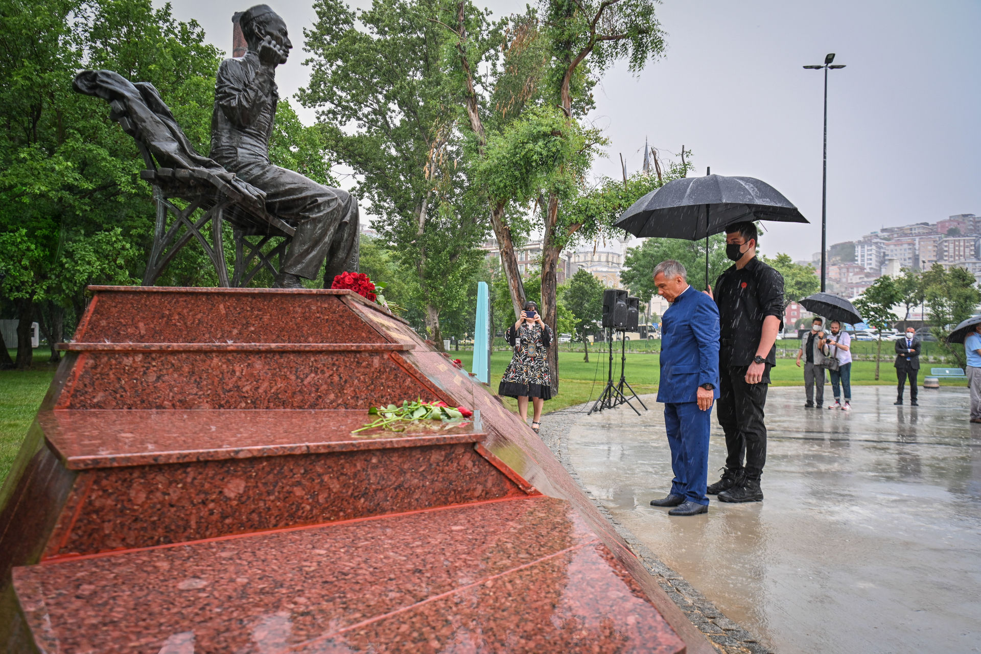 Татарстан Президенты Истанбулда Габдулла Тукай исемендәге төзекләндерелгән скверда булды