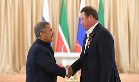 Татарстан Президенты Рөстәм Миңнеханов «Рубин»ның баш тренерын бүләкләде