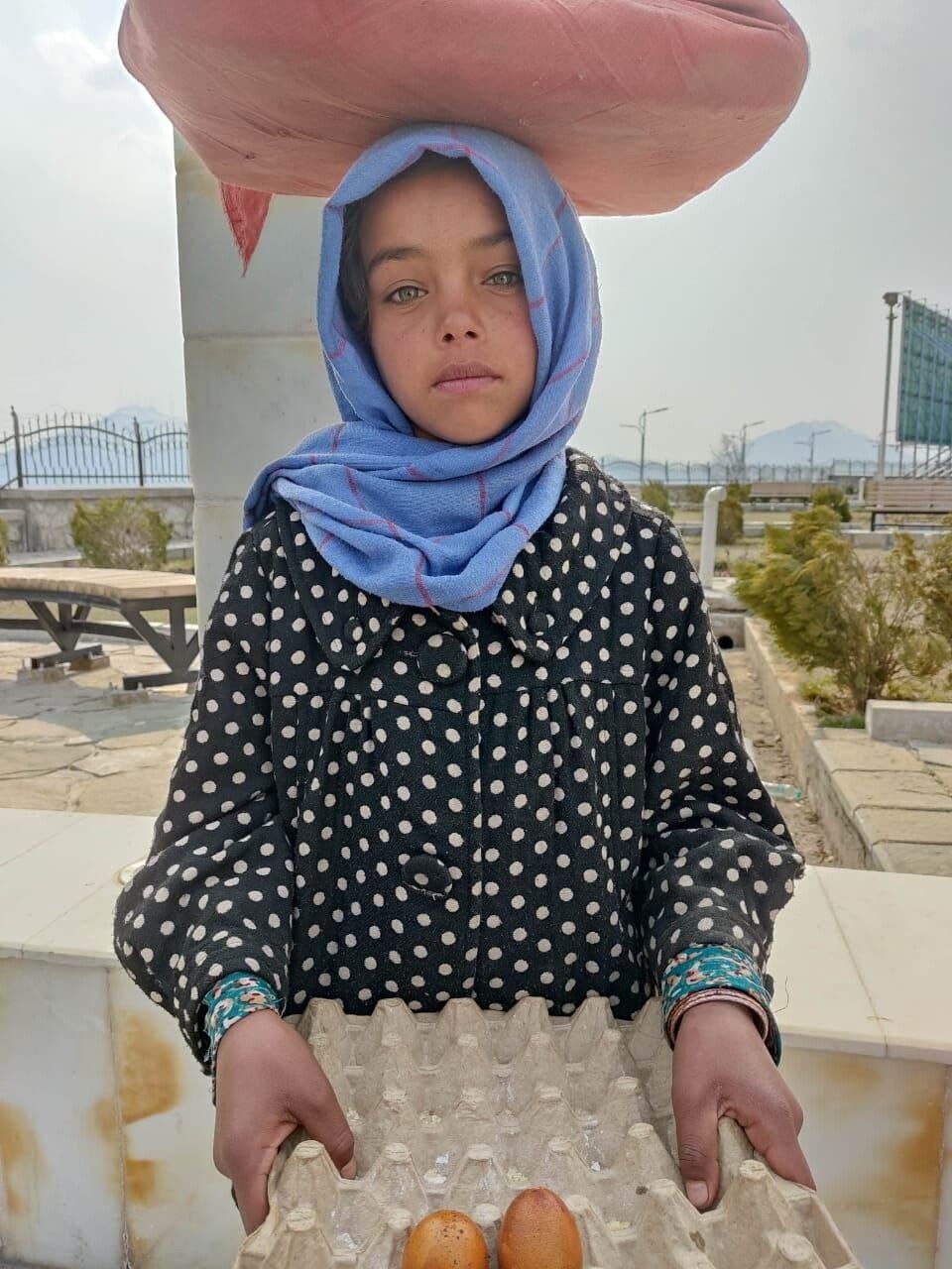 Кабулда әфган татарлары гаиләсендә тәрбияләнүче кызчык хезмәт хакына гаиләсен туендыра