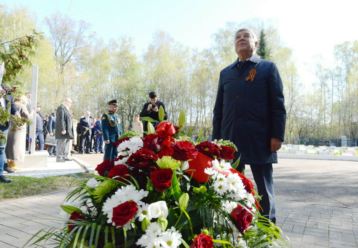 Фәрит Мөхәммәтшин Архангельск зиратында сугышта һәлак булганнарны искә алды