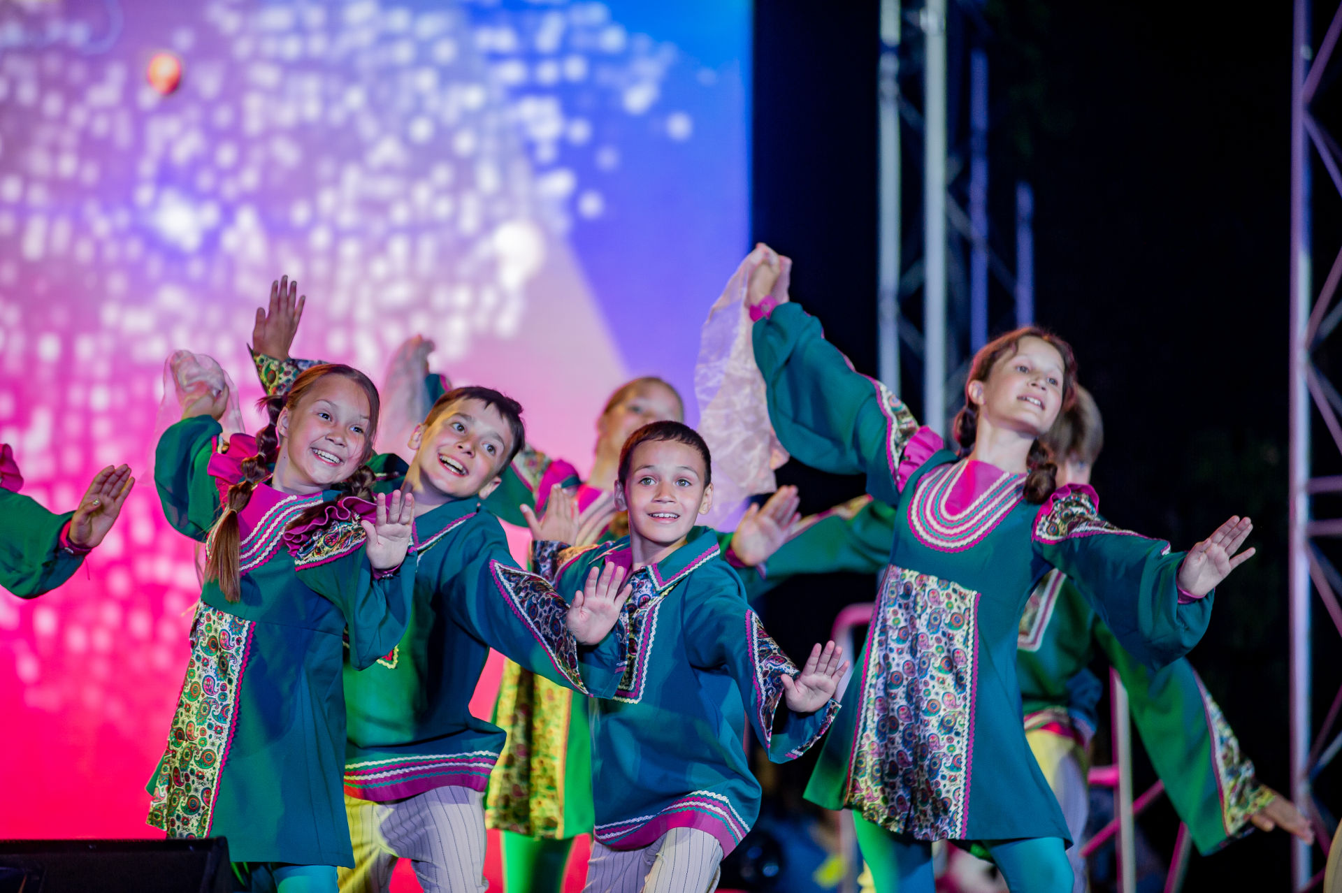 «Созвездие-Йолдызлык» лауреатлары Украинаның Херсон һәм Запорожье өлкәләре балалары өчен чыгыш ясады