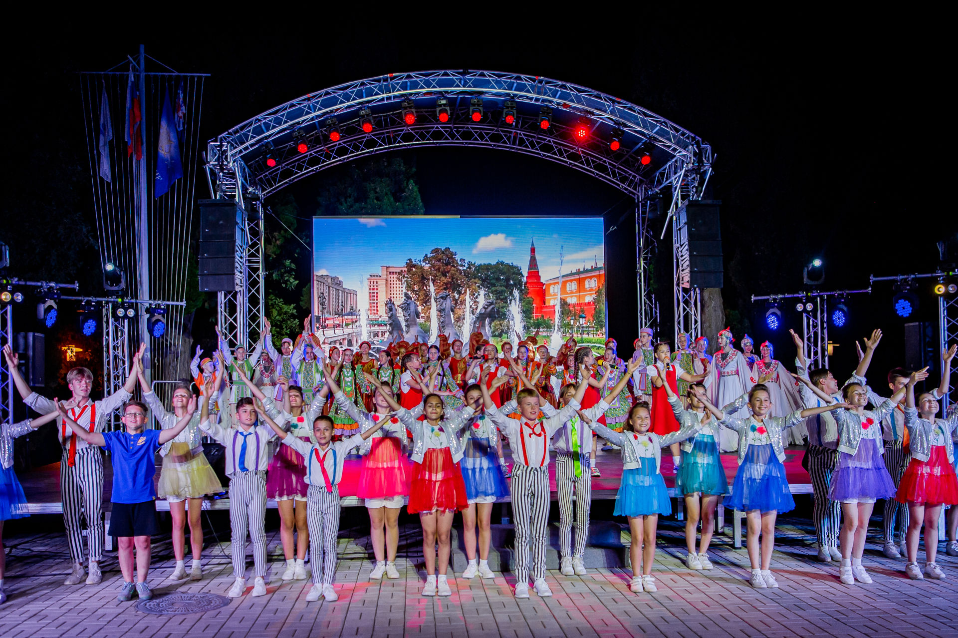 «Созвездие-Йолдызлык» лауреатлары Украинаның Херсон һәм Запорожье өлкәләре балалары өчен чыгыш ясады