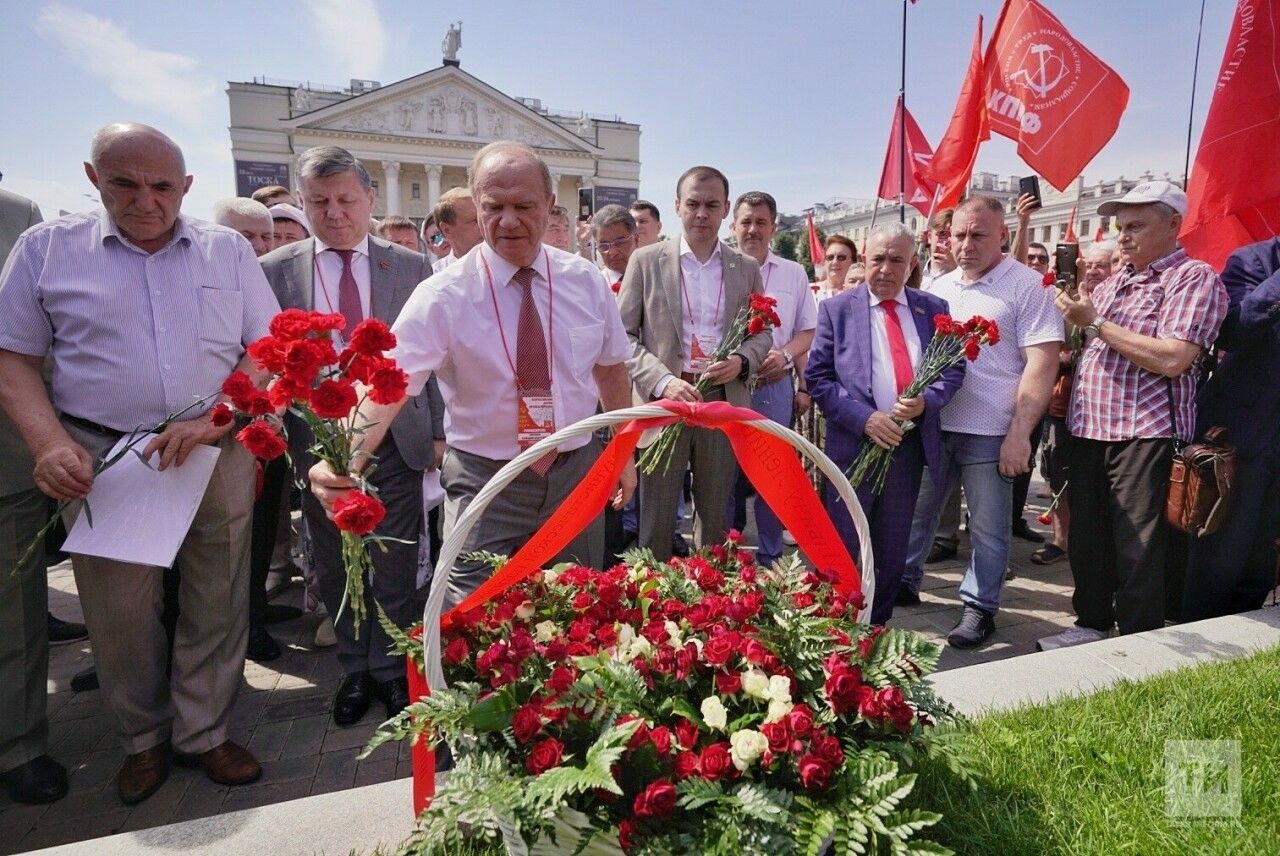 Геннадий Зюганов - Казанда: "Рөстәм Миңнеханов иртәнге сәгать өчтә намаз укыган иде инде"