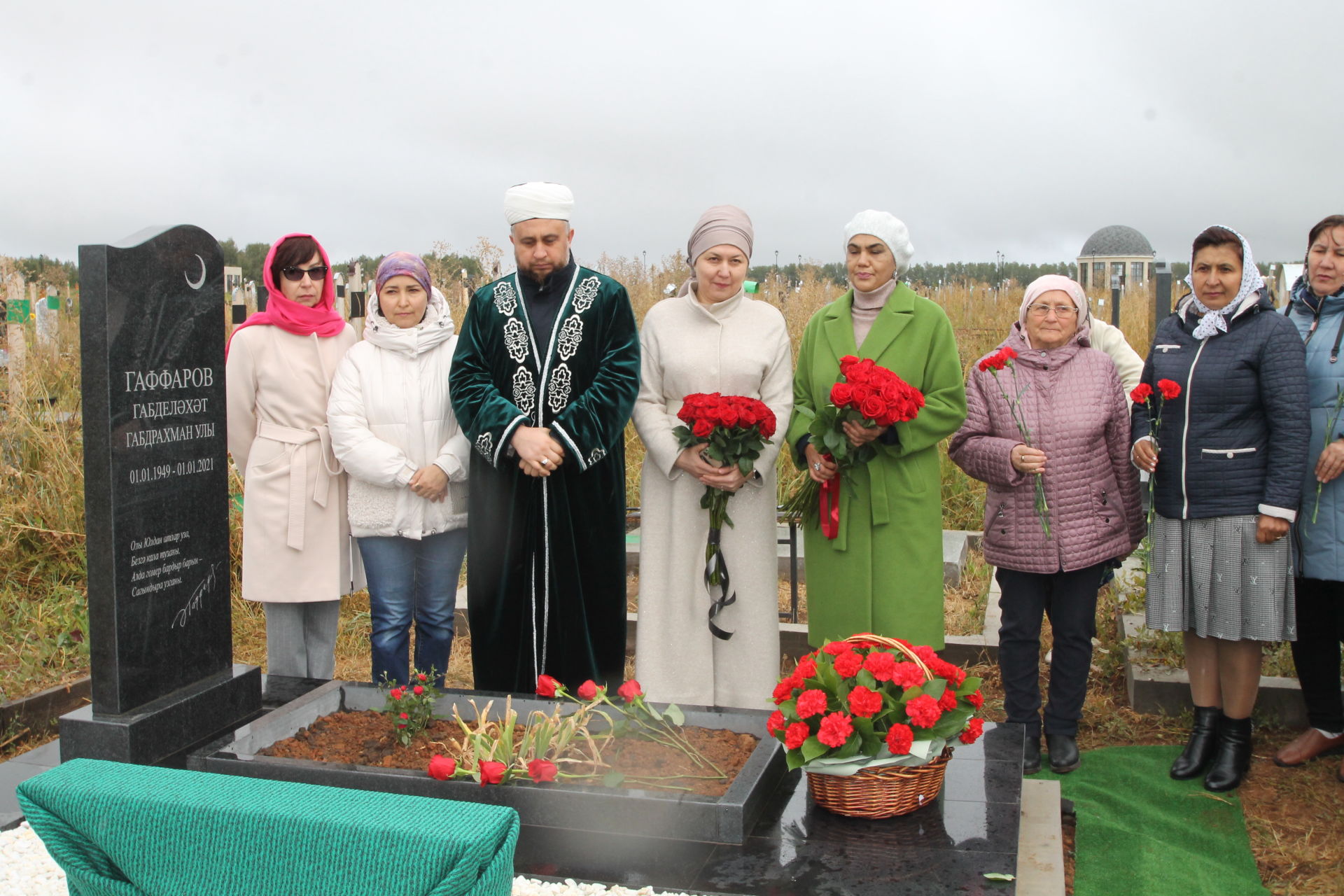 “Яңгырлы көн дә Аллаһы бүләге”: Әхәт Гаффар каберенә таш куелды