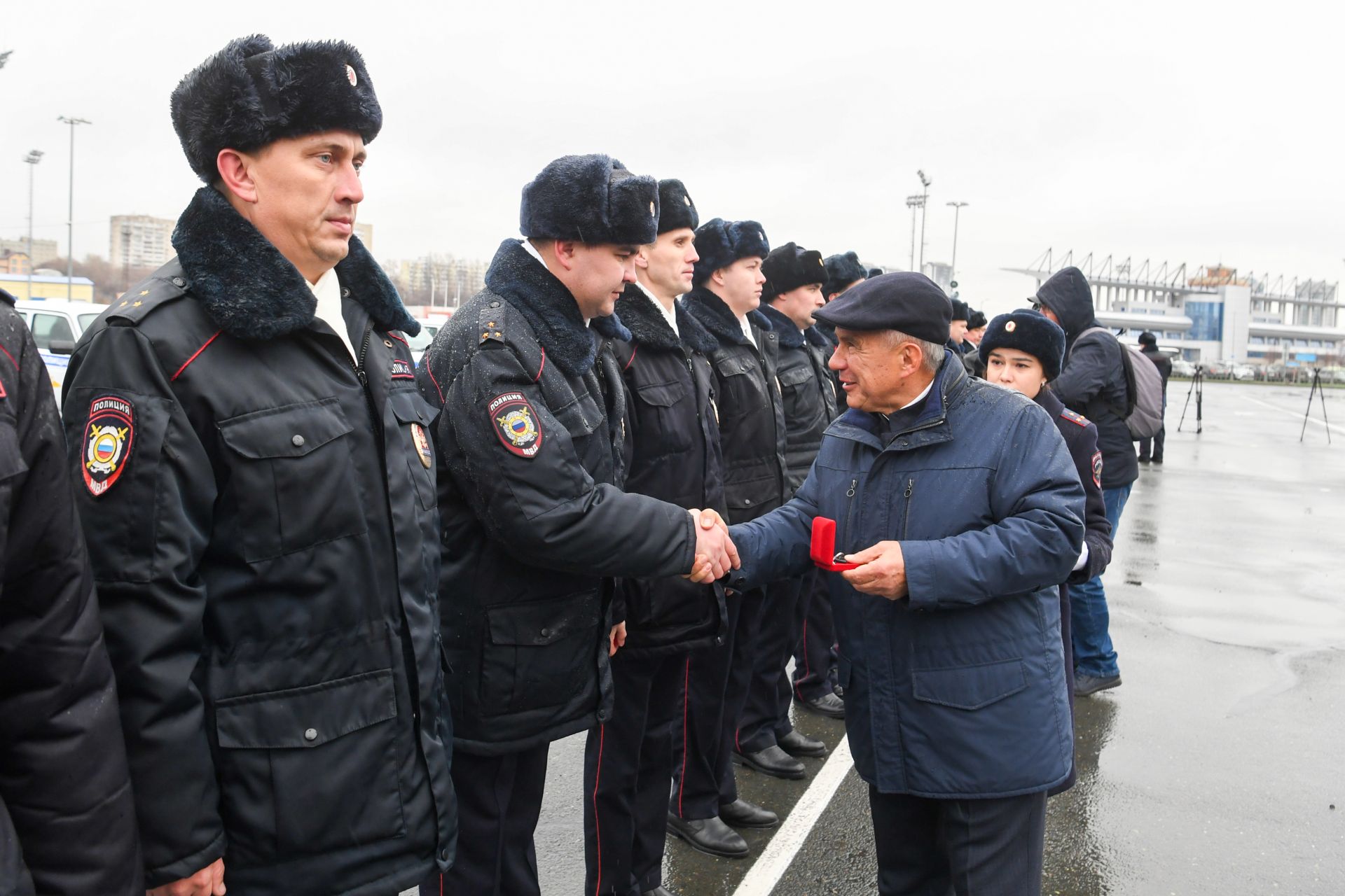 Рөстәм Миңнеханов участок хезмәткәрләренә яңа хезмәт автомобильләре ачкычларын тапшырды