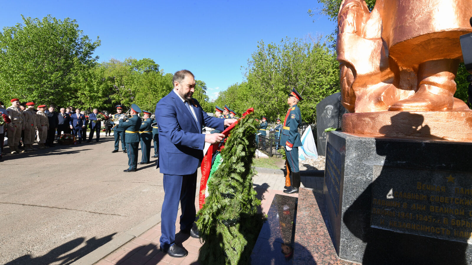 Алексей Песошин Казанның Арча зиратында хәрби каберлекләргә чәчәкләр салды