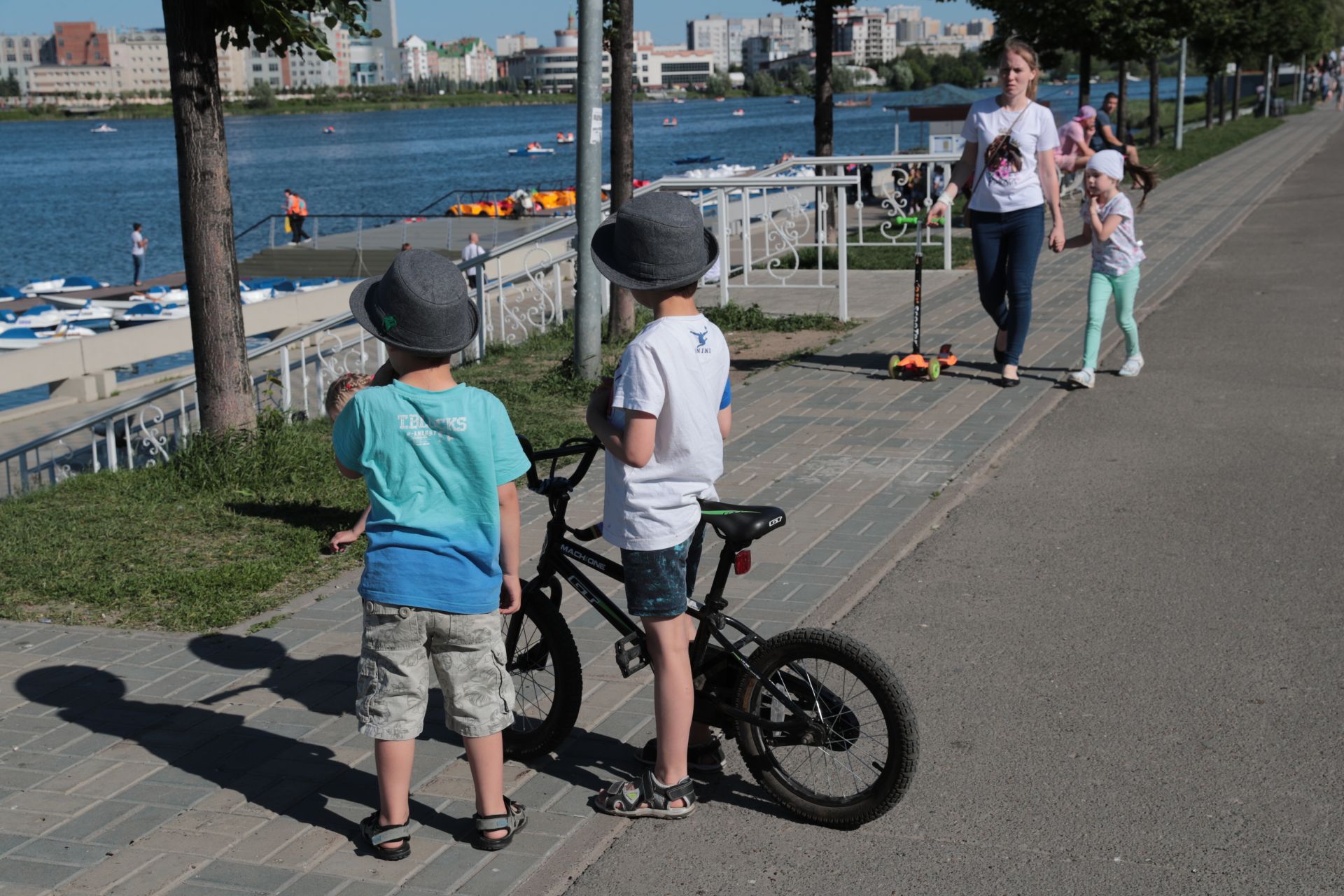 Җәйге каникуллар: самокат һәм велосипедта йөргән балаларны җәрәхәтләнүдән ничек сакларга?