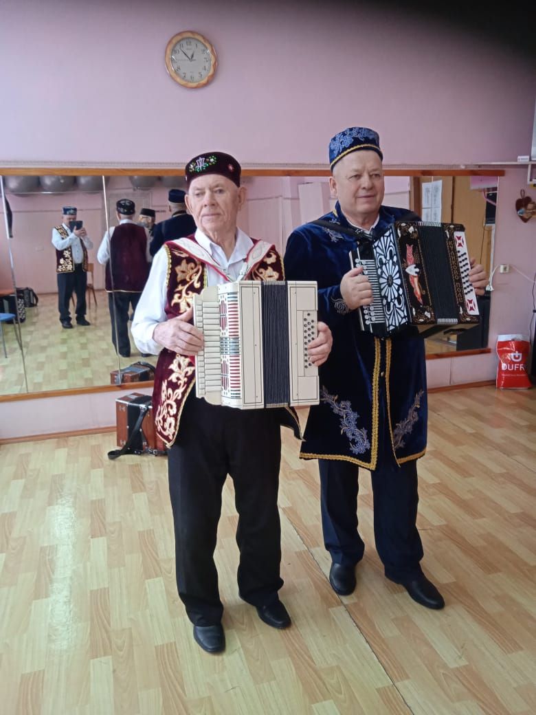 Тукай Кулибины, гармунчысы, җырчысы