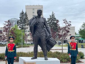Рөстәм Миңнеханов һәм Минтимер Шәймиев Фатих Кәримгә һәйкәл ачуда катнаштылар