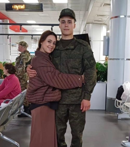 «Әти-әни күңеле бары сизә инде»: тагын бер артист улын армиягә озаткан
