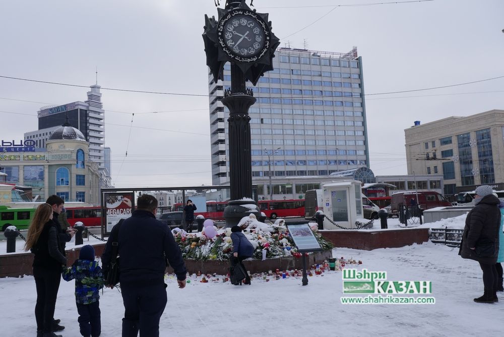 Казанда матәм көне:  халык чәчәкләр һәм уенчыклар китерә, дога кыла