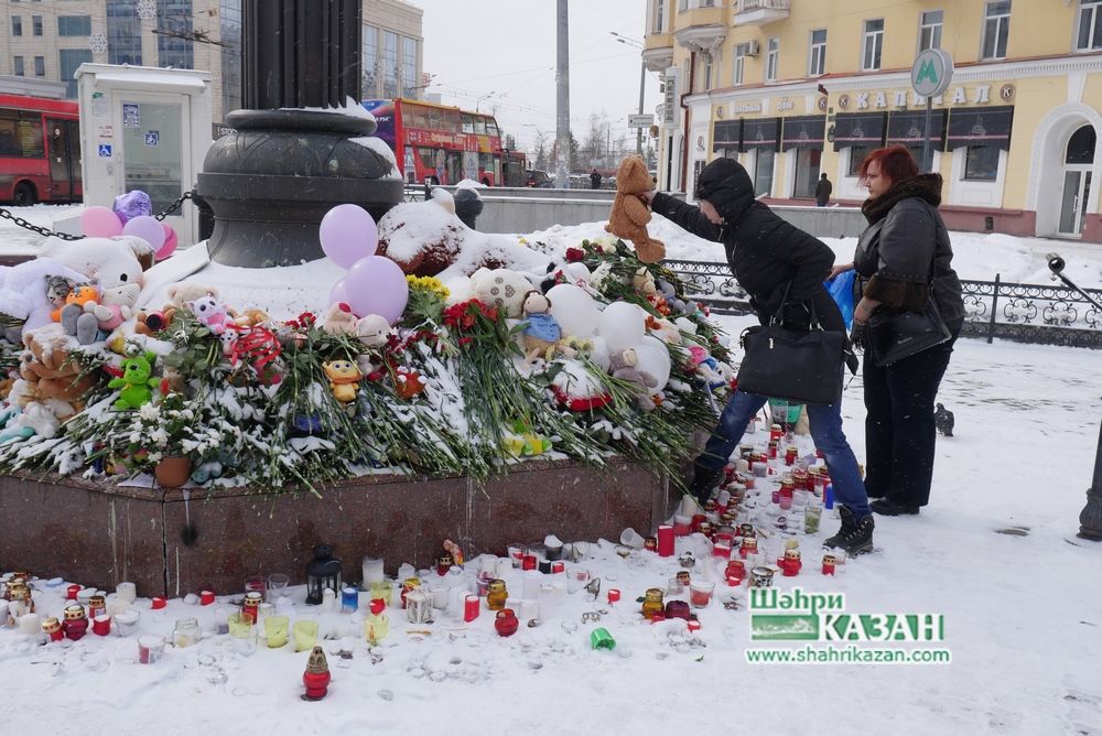 Казанда матәм көне:  халык чәчәкләр һәм уенчыклар китерә, дога кыла