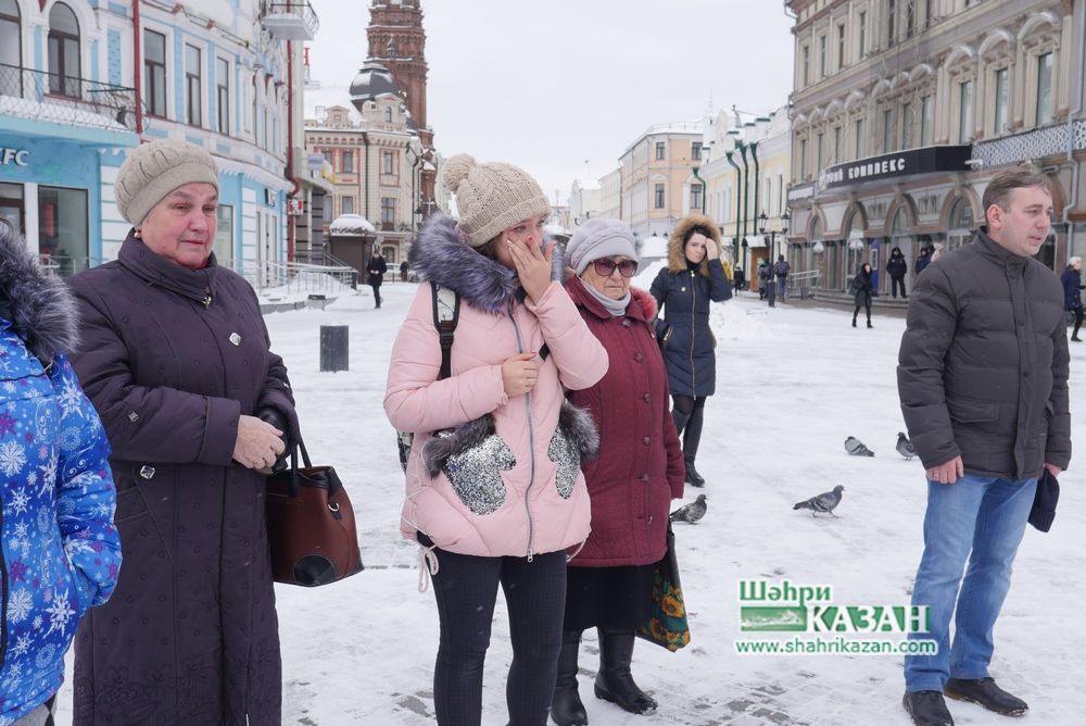 Казанда матәм көне:  халык чәчәкләр һәм уенчыклар китерә, дога кыла