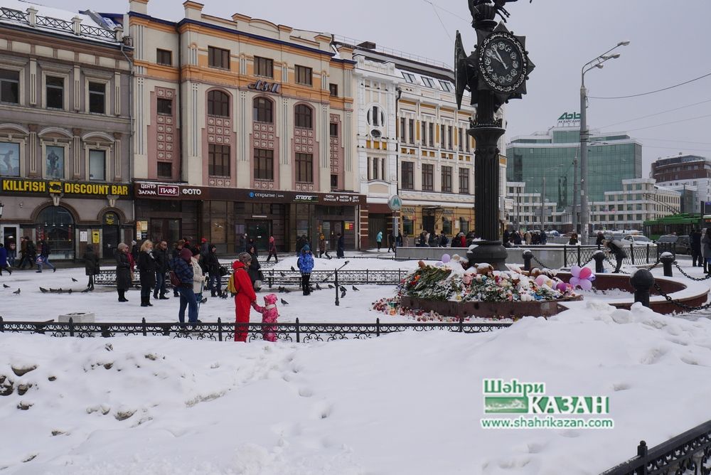 Казанда матәм көне:  халык чәчәкләр һәм уенчыклар китерә, дога кыла