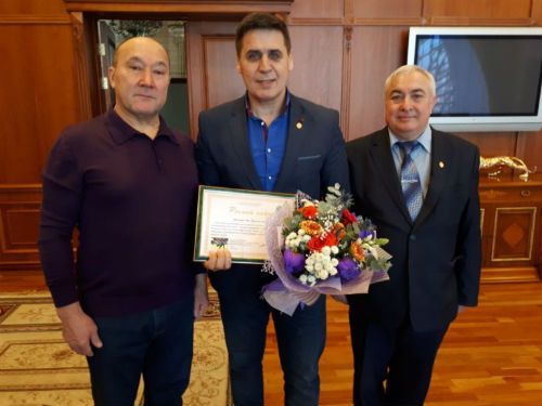 Вил Усмановка Марат Әхмәтов кыйммәтле бүләк тапшырган