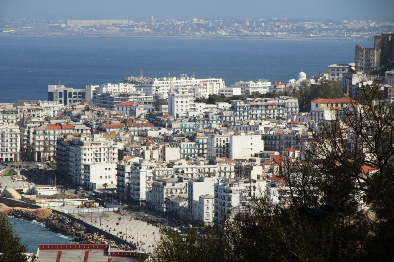 Алжир: ипи ашарга яраталар, ә чүпне тәрәзәдән генә аталар (+фотолар)