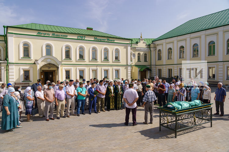 “Фарсель бик тынгысыз җан иде. Беркайчан да үзе өчен яшәмәде. Кешеләргә ярдәм итәргә ашыкты”