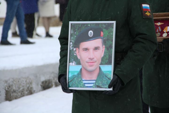 "Бер-беребезне кадерләп яшик!": Алабугада хәрби егет белән хушлаштылар