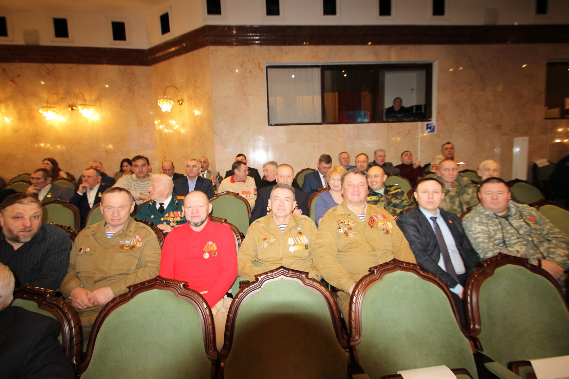 Рөстәм Миңнеханов хәрбиләрне Ватанны саклаучылар көне белән котлады
