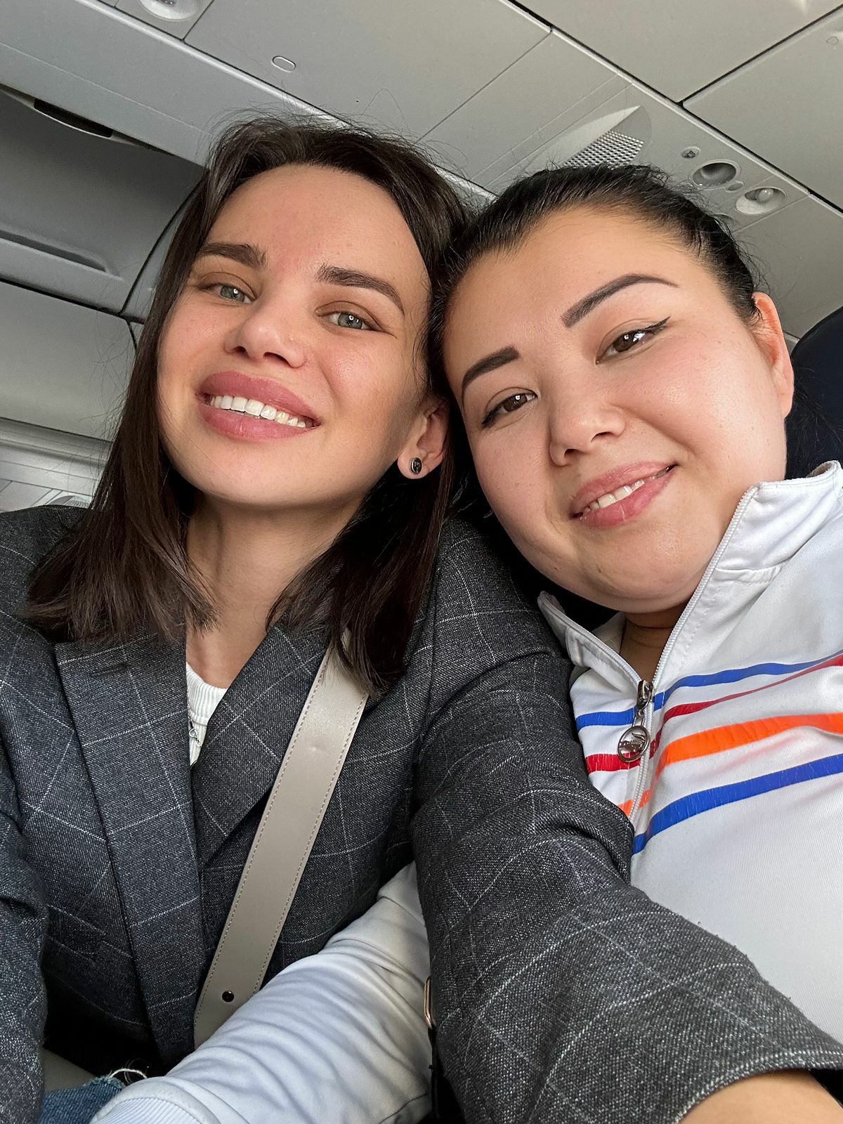 Хезмәттәшебез самолетта бергә очкан үзбәк кызына ярдәм итә: "Күрмәгәне калмаган инде аның..."