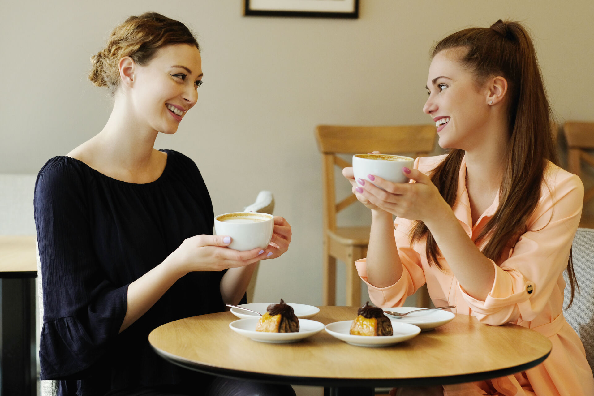 Lady friends. Две женщины пьют капучино. Люди пьющие кофе в кафе. Соцсети подруги в кафе. Три подруги в кафе картинки.