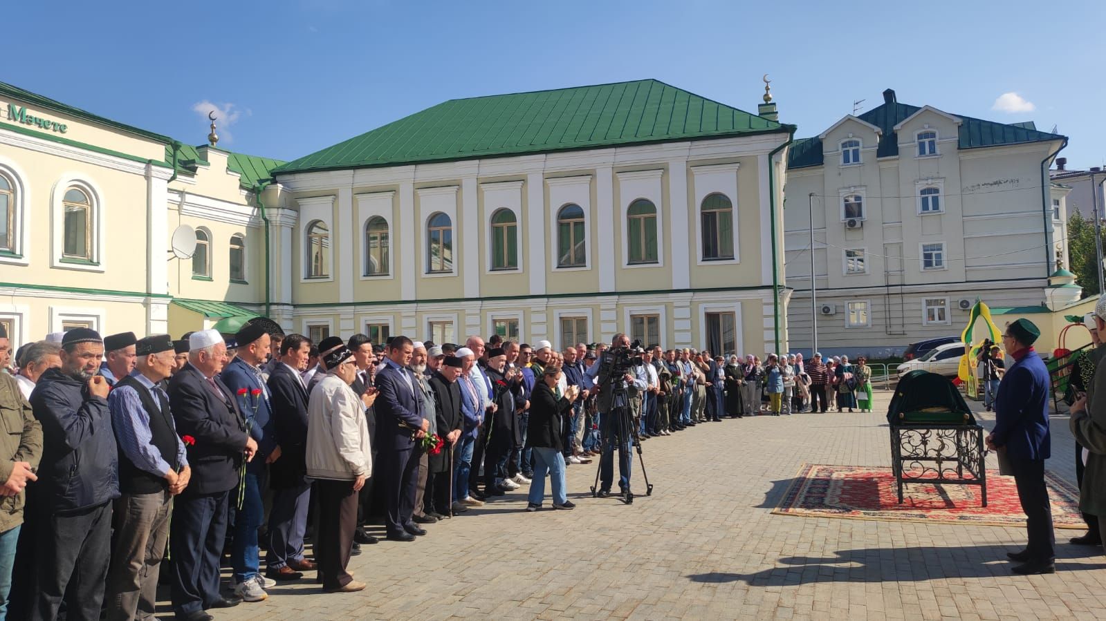 “Бик авыр... Ул безгә тулысынча әнине алыштырды”: Казанда Флера Сөләйманова белән хушлаштылар