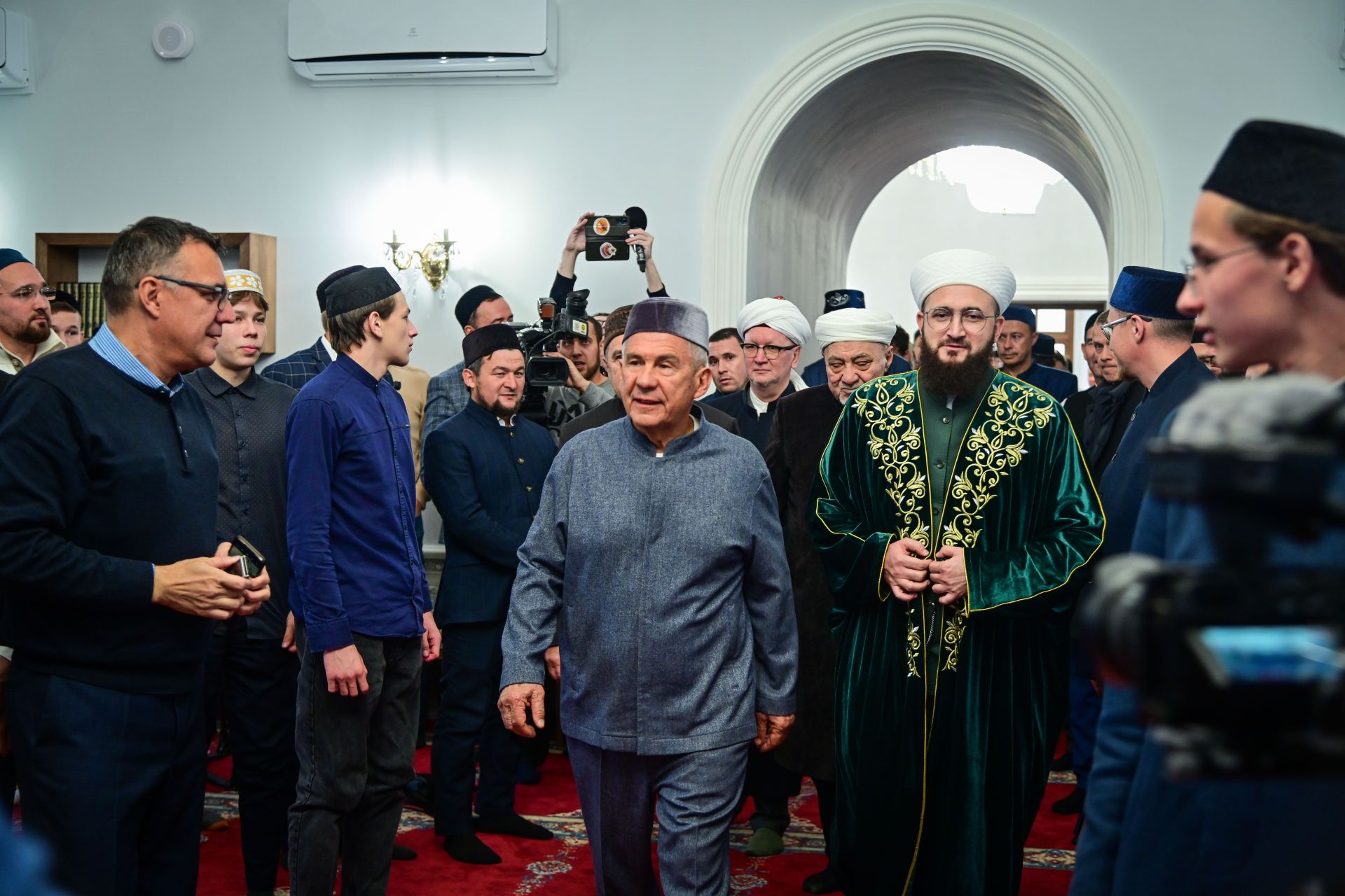 Рөстәм Миңнеханов Казанда реставрациядән соң «Ак мәчет» мәчетен ачты