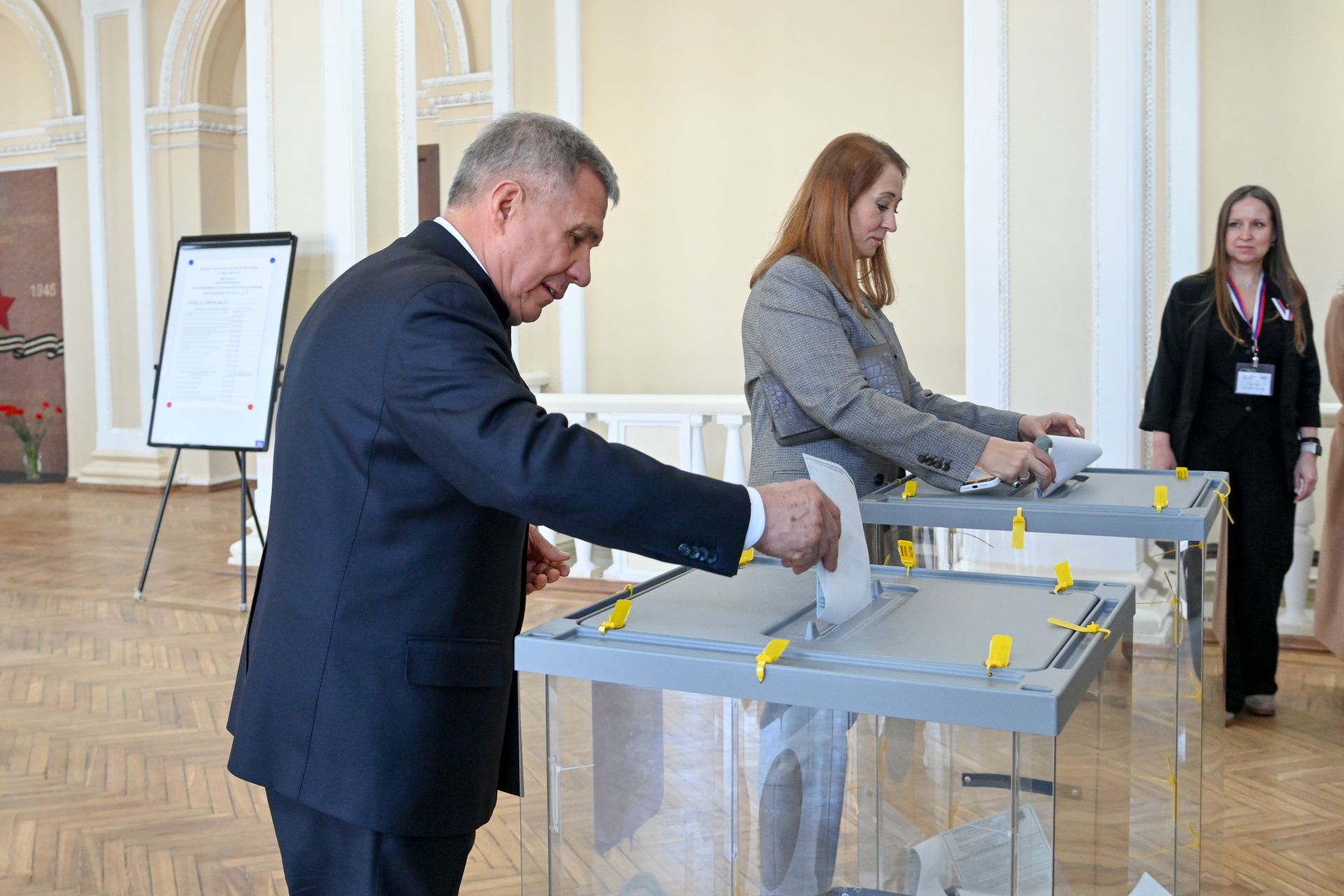 Рөстәм Миңнеханов тормыш иптәше белән Россия Президентын сайлауларда тавыш бирде