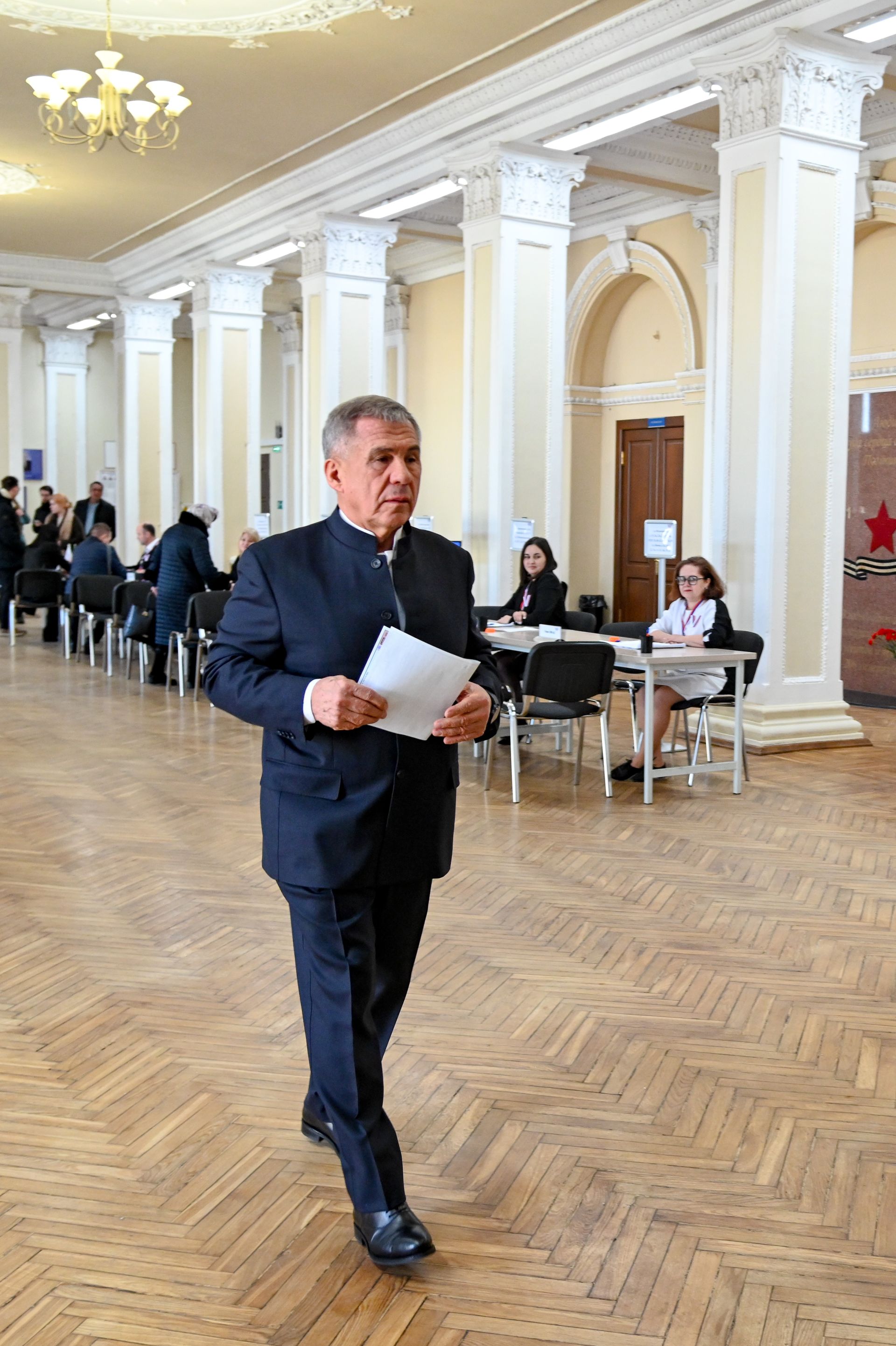 Рөстәм Миңнеханов тормыш иптәше белән Россия Президентын сайлауларда тавыш бирде