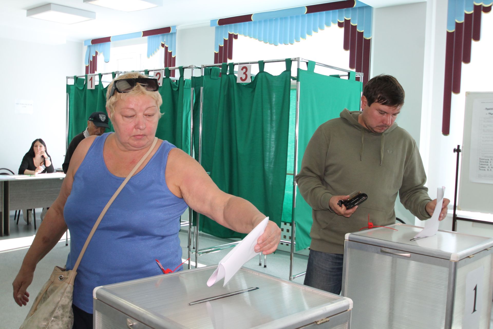 Браслет белән уйнаган сабый, үзе дә сайлар бер заман