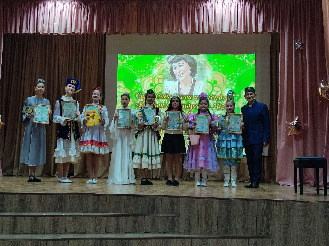 “Калфаклы сандугачлар” сәхнә гөрләтте