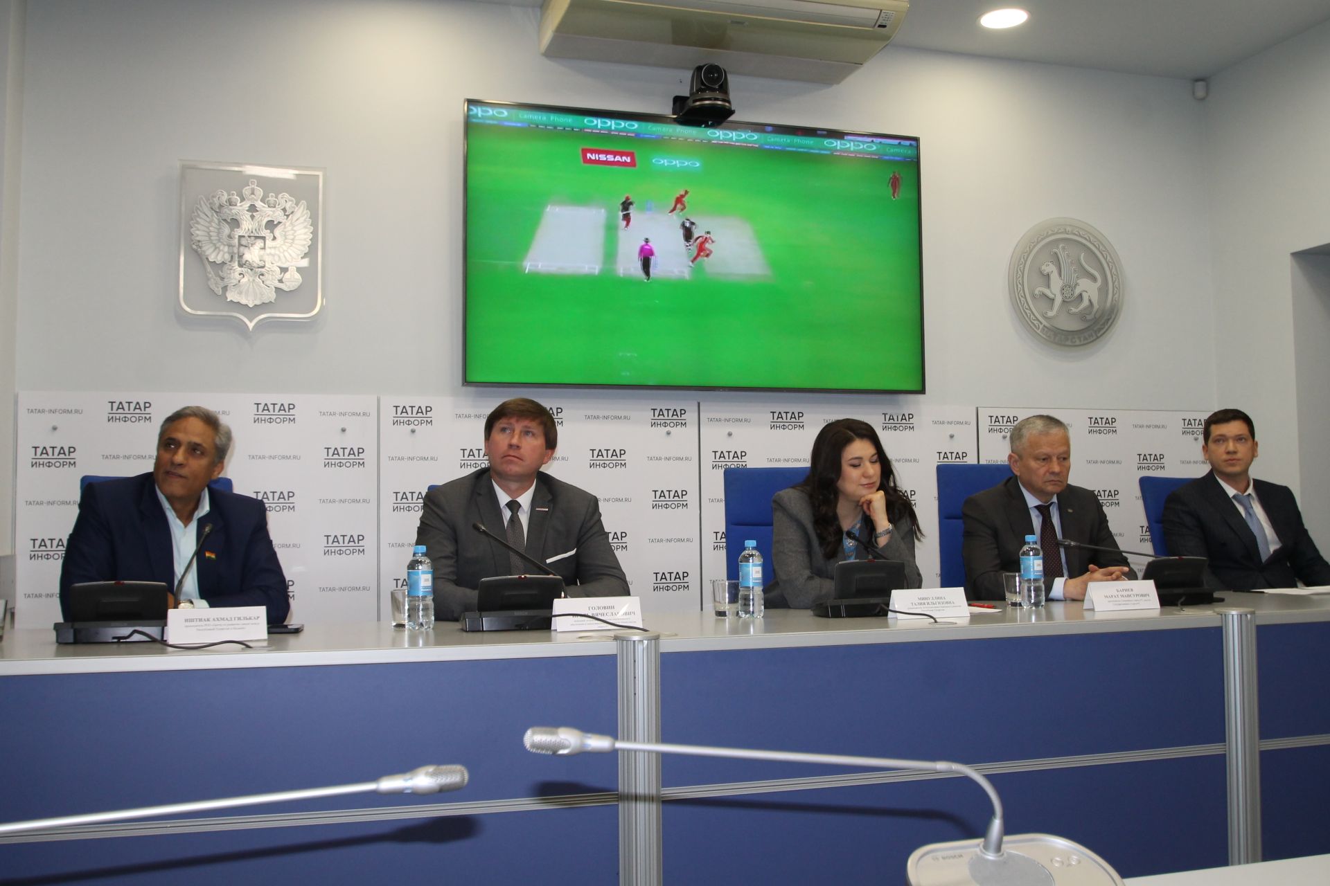 Эшлекле сөйләшүдән соң, йөгерә-йөгерә крикет та уйнарга ярый