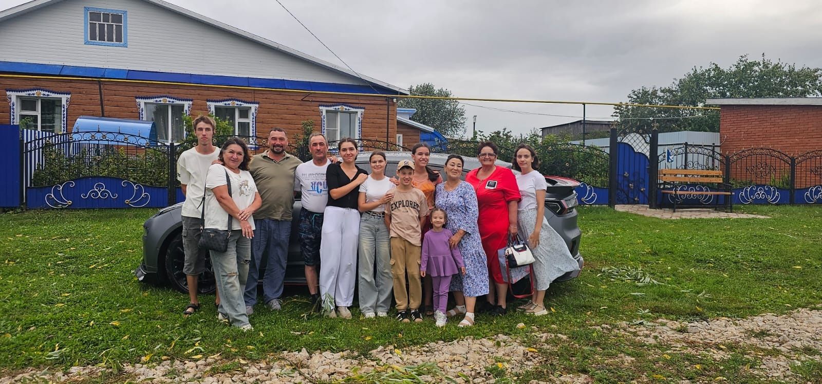 Үзенекеләрдән тыш 10 бала тәрбияләп үстереп, барысы белән дә аралашып яши